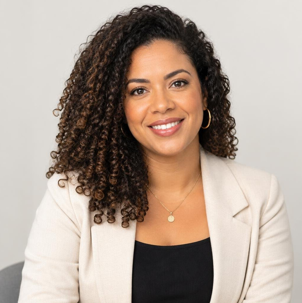 Retrato de uma especialista em comunicação brasileira sorrindo