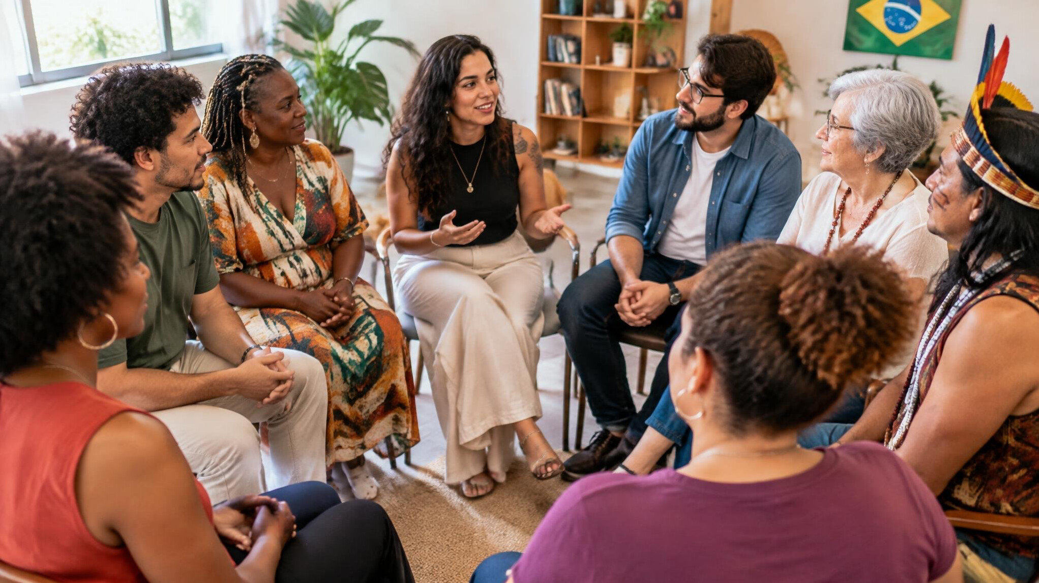 Grupo diverso de brasileiros conversando em círculo durante uma dinâmica de comunicação